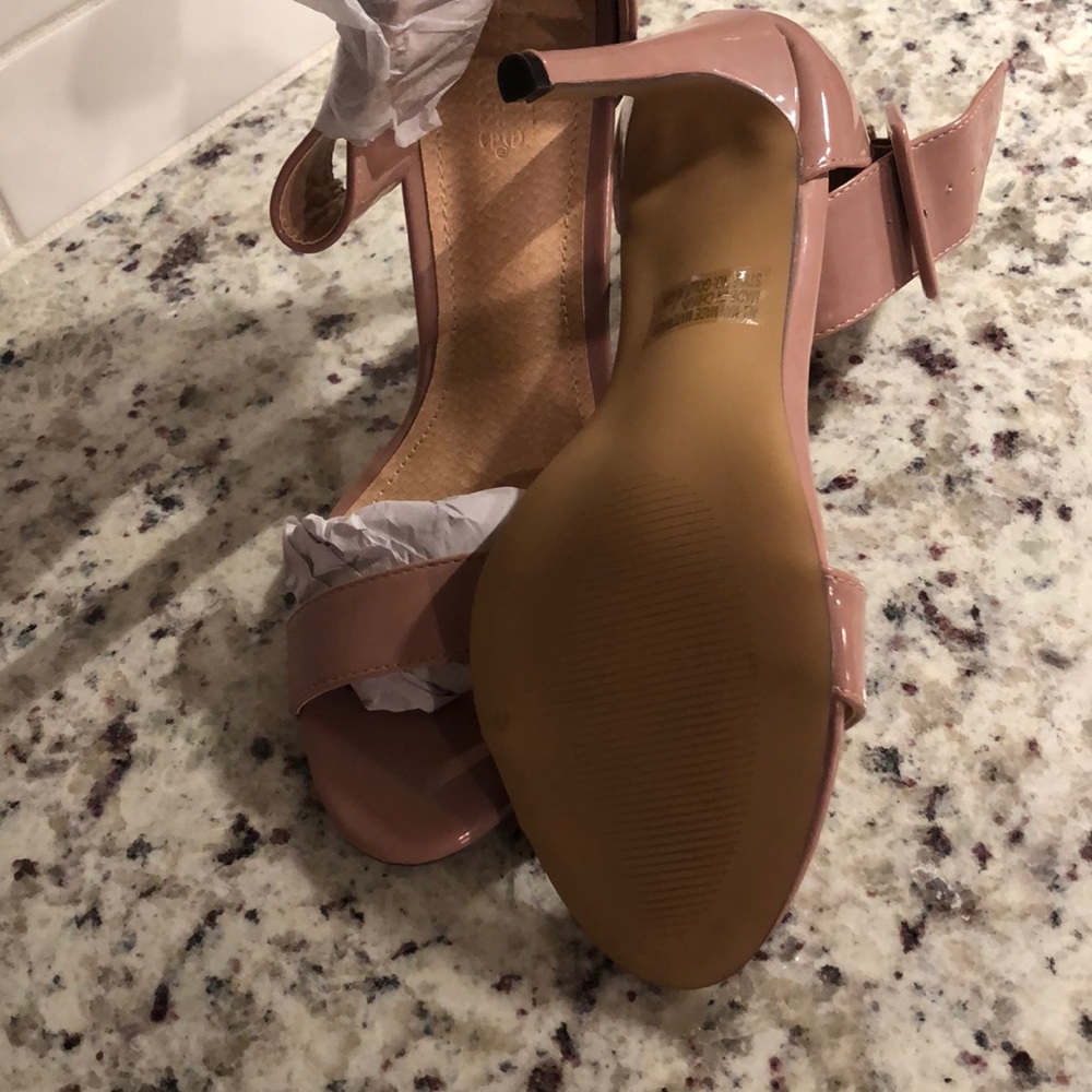 👠 - Picture 2 of 2